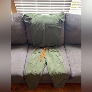 Size M Figs scrub set.